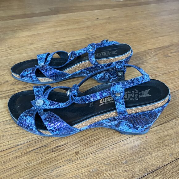 Mephisto Navy Snake Print Shiny Strappy Sandals Size 8 - Picture 2 of 4